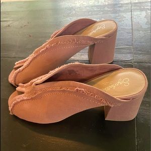 Lovely soft mauve color sandal, 2” heel. Light mauve color, cute fringe Worn 1x.